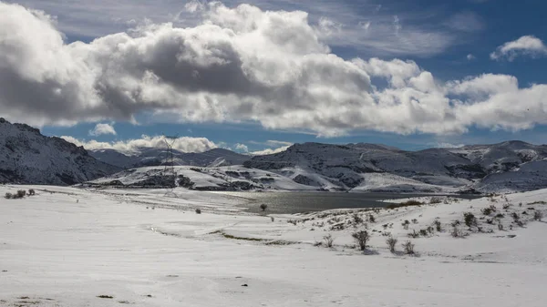 Πανοραμικό Βάλτο Νερού Που Περιβάλλεται Από Χιονισμένα Βουνά Και Ηλιόλουστη — Φωτογραφία Αρχείου