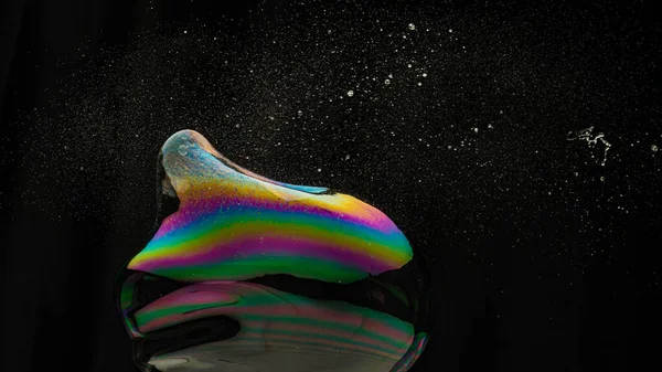 光反射形成背景的肥皂泡 — 图库照片