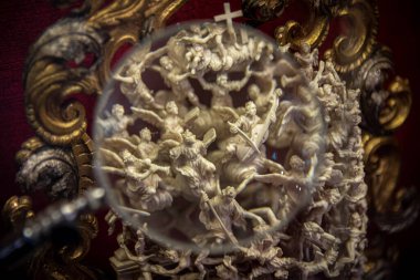 BUENOS AIRES, ARGENTINA, HAZİRAN 30, 2021: Büyüteçle görülen dini varlıkların kemikleri oyulmuş minyatürler