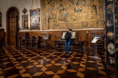 BUENOS AIRES, ARGENTINA, HAZİRAN 30, 2021: Genç adam boş Dekoratif Sanatlar Müzesi 'ndeki antik antifoniye bakıyor.