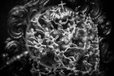 BUENOS AIRES, ARJENTINA, HAZİRAN 30, 2021: Dekoratif Sanat Müzesi 'ndeki büyüteç camından görünen dini varlıkların kemikleri oyulmuş minyatürler