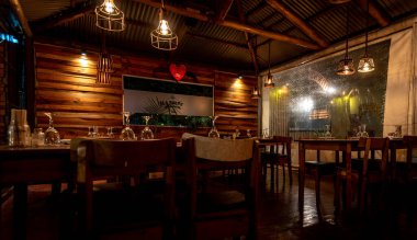 CORDOBA, ARGENTINA, 5 Mayıs 2022: Villa Carlos Paz 'daki rahat ahşap bar ve restoranın içi.