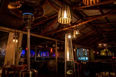 CORDOBA, ARGENTINA, 5 Mayıs 2022: Villa Carlos Paz 'daki rahat ahşap bar ve restoranın içi.