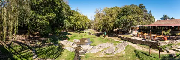 CORDOBA, ARGENTINA, 5 Mayıs 2022: güneşli bir günde bir köprüden görülen Villa General Belgrano 'daki bir akarsuyun panoramik görüntüsü.