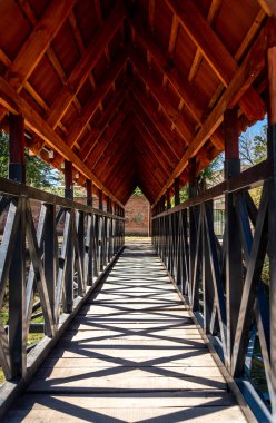 CORDOBA, ARGENTINA, 5 Mayıs 2022: Ahşap gabayt çatılı yaya köprüsünün manzarası