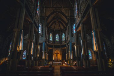 BARILOCHE, ARGENTINA, 18 Haziran 2019: Nuestra Senora del Nahuel Huapi Katedrali. Arjantin bayraklarıyla süslenmiş..