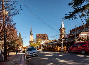 CORDOBA, ARGENTINA, 5 Mayıs 2022: Alman tarzı binaları olan Villa General Belgrano 'nun tipik sokak köşesi.
