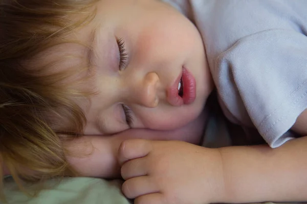 Bonito Bebé Adormecido Dormir Durante Dia Das Crianças Menino Caucasiano — Fotografia de Stock