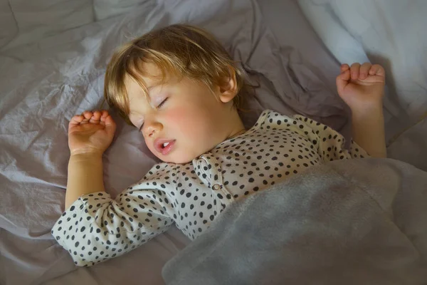 Bel Bambino Addormentato Dormire Giorno Bambini Ragazzino Caucasico Che Dorme — Foto Stock