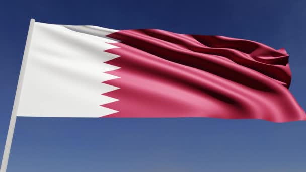Εθνική Σημαία Του Κατάρ Κυματίζει Στον Άνεμο Ενάντια Στον Γαλάζιο — Αρχείο Βίντεο