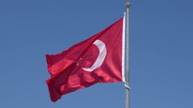 Ulusal Türk bayrağı açık mavi arka planda dalgalanıyor yavaş çekim yakın çekim.