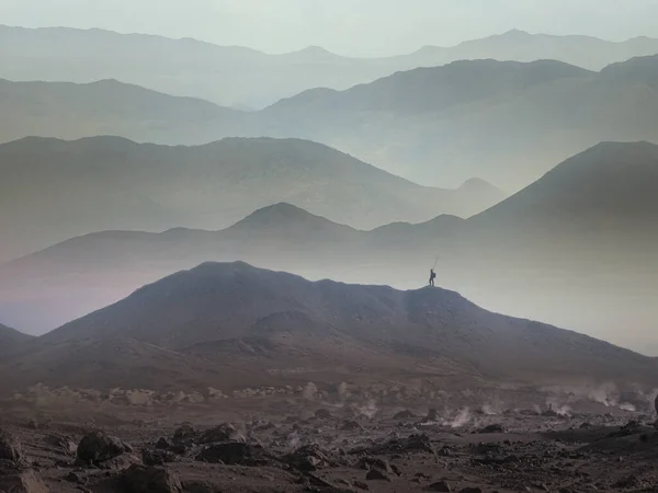 Вражаючі Нашаровані Гірські Хребти Туманом Долини Людина Силует Досягає Вершини — стокове фото