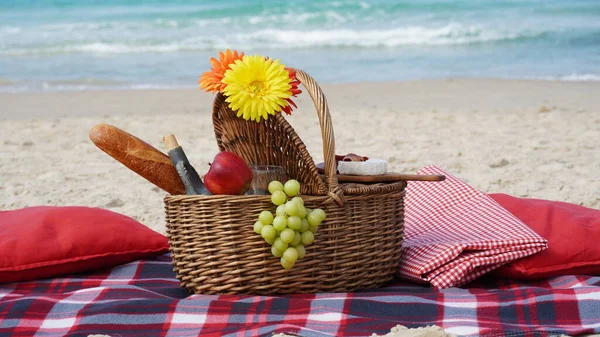 Letni Piknik Plaży Koncepcja Letniego Relaksu Rekreacji Koc Owocami Piaszczystej — Zdjęcie stockowe