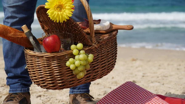 Mężczyzna Trzyma Wiklinowy Koszyk Jedzeniem Winem Piknik Plaży Koncepcja Relaksu — Zdjęcie stockowe