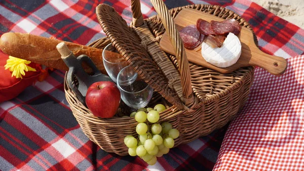 Keranjang Picnic Wicker Dengan Makanan Dan Anggur Taman Konsep Piknik — Stok Foto