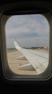 Uçağın kanadı, yolcu manzarası. Havaalanındaki bir uçağın penceresinden bakıyorum.