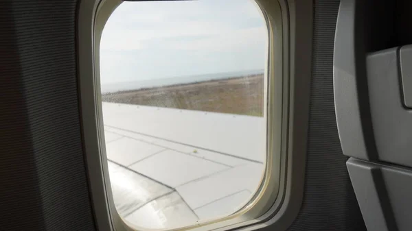 Πτέρυγα Αεροπλάνου Θέα Επιβάτη Κοιτάζοντας Από Παράθυρο Ενός Αεροπλάνου Είναι — Φωτογραφία Αρχείου