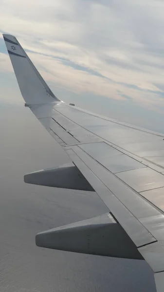 Křídlo Letadla Výhled Spolujezdce Dívat Oknem Letadla Jeho Zářícím Křídle — Stock fotografie