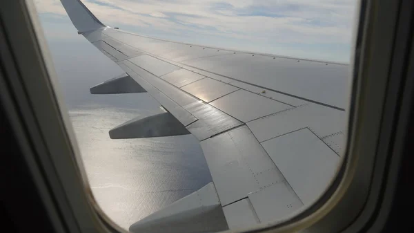 Skrzydło Samolotu Widok Pasażera Patrząc Przez Okno Samolotu Jego Lśniące — Zdjęcie stockowe