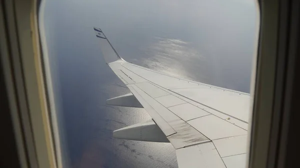 Křídlo Letadla Výhled Spolujezdce Dívat Oknem Letadla Jeho Zářícím Křídle — Stock fotografie