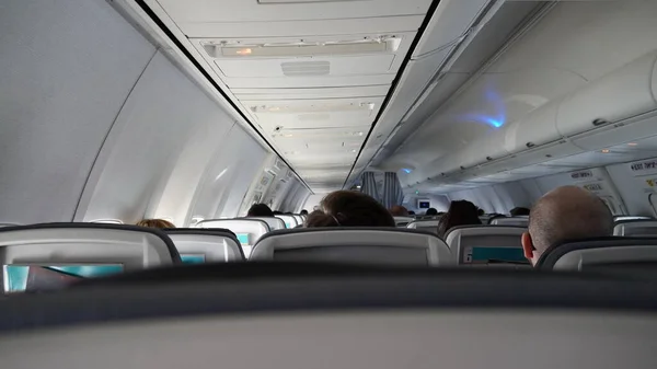 乘坐飞机旅行的乘客 从飞机内部被射杀 商业飞机的内部 — 图库照片