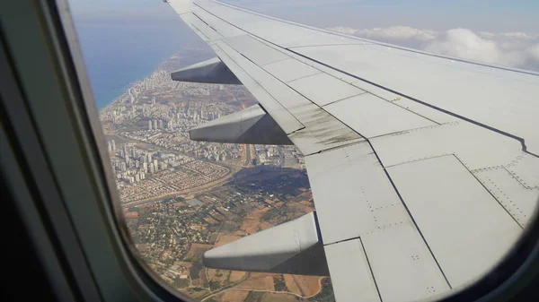Πτέρυγα Αεροπλάνου Που Πετά Πάνω Από Ισραήλ Θέα Επιβατών Κοιτάζοντας — Φωτογραφία Αρχείου