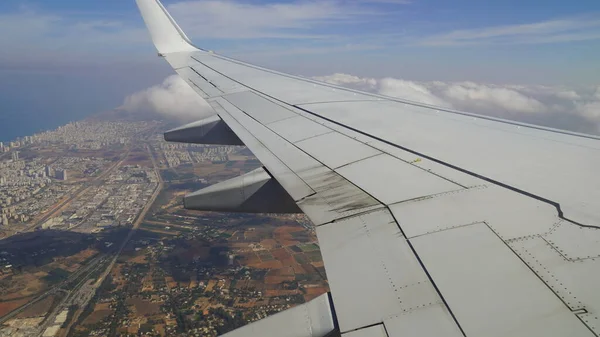 一架在以色列上空飞行的飞机的联翼 乘客的视线 用闪亮的翅膀从飞机的窗户往外看 — 图库照片