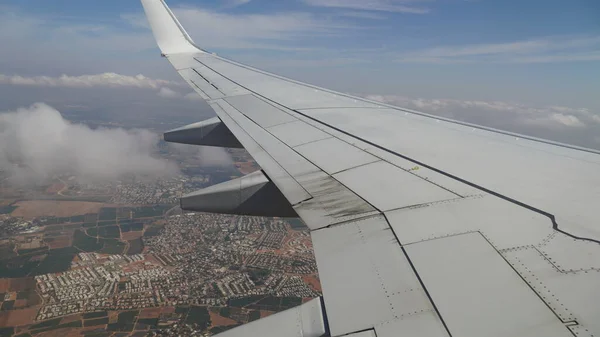 Křídlo Letadla Letícího Nad Izraelem Výhled Cestující Dívat Oknem Letadla — Stock fotografie
