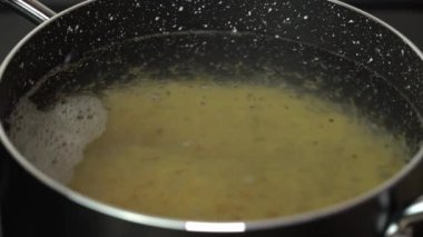 Sıcak suda kaynatılmış vermicelli. Vermicelli demliği kaynıyor.