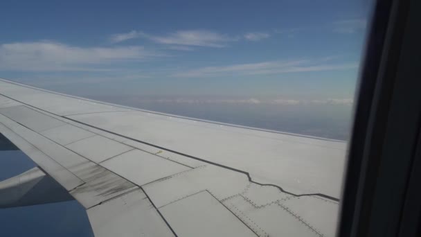 Uçağın Kanadı Yolcu Manzarası Parlak Kanadında Bir Uçağın Penceresinden Bakıyorum — Stok video