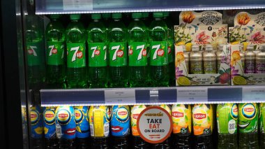 Limasol, Kıbrıs - 12 Ekim 2022: 7 yukarı ve diğer karbonatlı içecekler hipermarket raflarında plastik şişeler