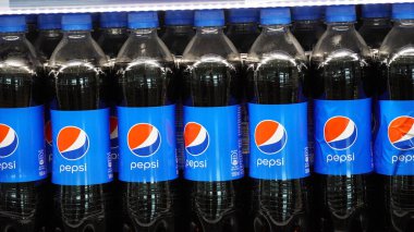 Limasol, Kıbrıs - 27 Ekim 2022: Pepsi şişesi süpermarket rafında içki sergileniyor. PEPSI Karbonatlı Koridor Görünümü Plastik şişe