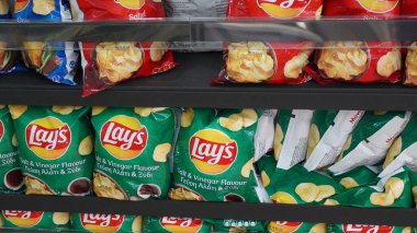 Limasol, Kıbrıs - 12.10.2022: Bir sürü Lays Chips içeren bir raf, tuzlu.