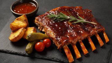 Domuz pirzolası, barbekü sosu ve balda karamelize edilmiş..