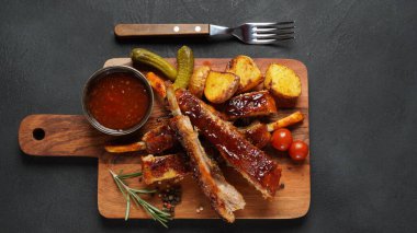 Domuz pirzolası, barbekü sosu ve balda karamelize edilmiş..