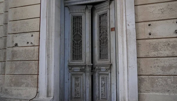 Старые Раздвижные Деревянные Двери Сельская Концепция — стоковое фото