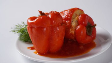 Doldurulmuş kırmızı dolma biber, sığır eti ve pilav..