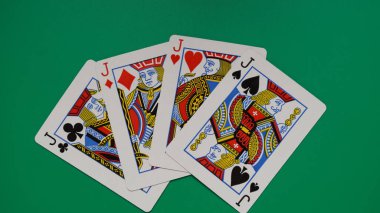 Oyun masasında poker oynamanın kombinasyonu.