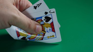 Tek çiftli poker kartları. Kumarbazın eli kumarhanede iskambil oynar.