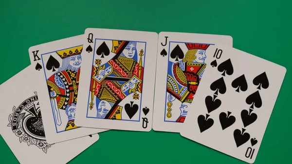 ゲームテーブル上のトランプポーカーカジノの組み合わせ — ストック写真