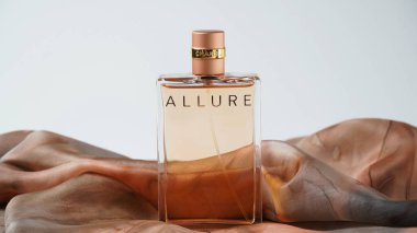 İsrail - 18 Kasım 2022: Bir şişe Chanel parfümü. Baştan çıkarıcı kadın parfümü