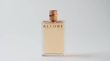 İsrail - 18 Kasım 2022: Bir şişe Chanel parfümü. Baştan çıkarıcı kadın parfümü