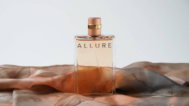 İsrail - 18 Kasım 2022: Bir şişe Chanel parfümü. Baştan çıkarıcı kadın parfümü