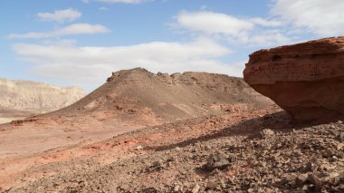 Kaya ve kırmızı arazi, ulusal jeolojik Timna parkında, İsrail