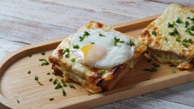 Sıcak Fransız Geleneksel Croque Madam ve kahvaltıda mösyö sandviçleri. Erimiş peynir ve kızarmış yumurta.
