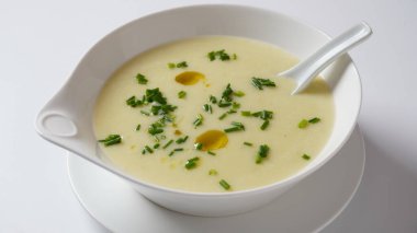 Vichyssoise, klasik Fransız dondurulmuş krema çorbası. Patates püresi ve üzerine soğan.