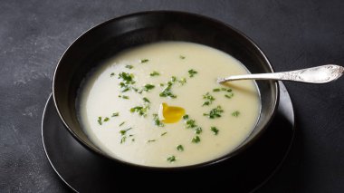 Vichyssoise, klasik Fransız dondurulmuş krema çorbası. Patates püresi ve üzerine soğan.