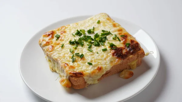 Kahvaltıda sıcak Fransız geleneksel sandviçi - croque-monsieur