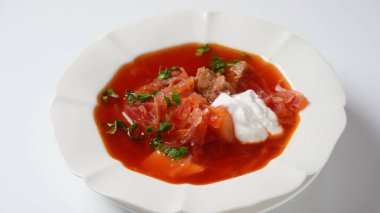 Geleneksel Ukrayna çorbası. Beyaz kremalı kırmızı pancar kökü çorbası çorbası. Pancar kökü çorbası. Geleneksel Ukrayna mutfağı