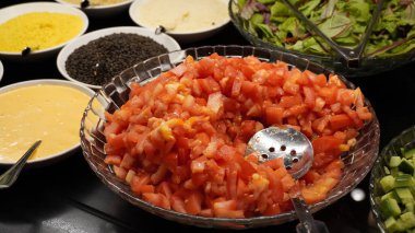 Kasede doğranmış domates salatası.